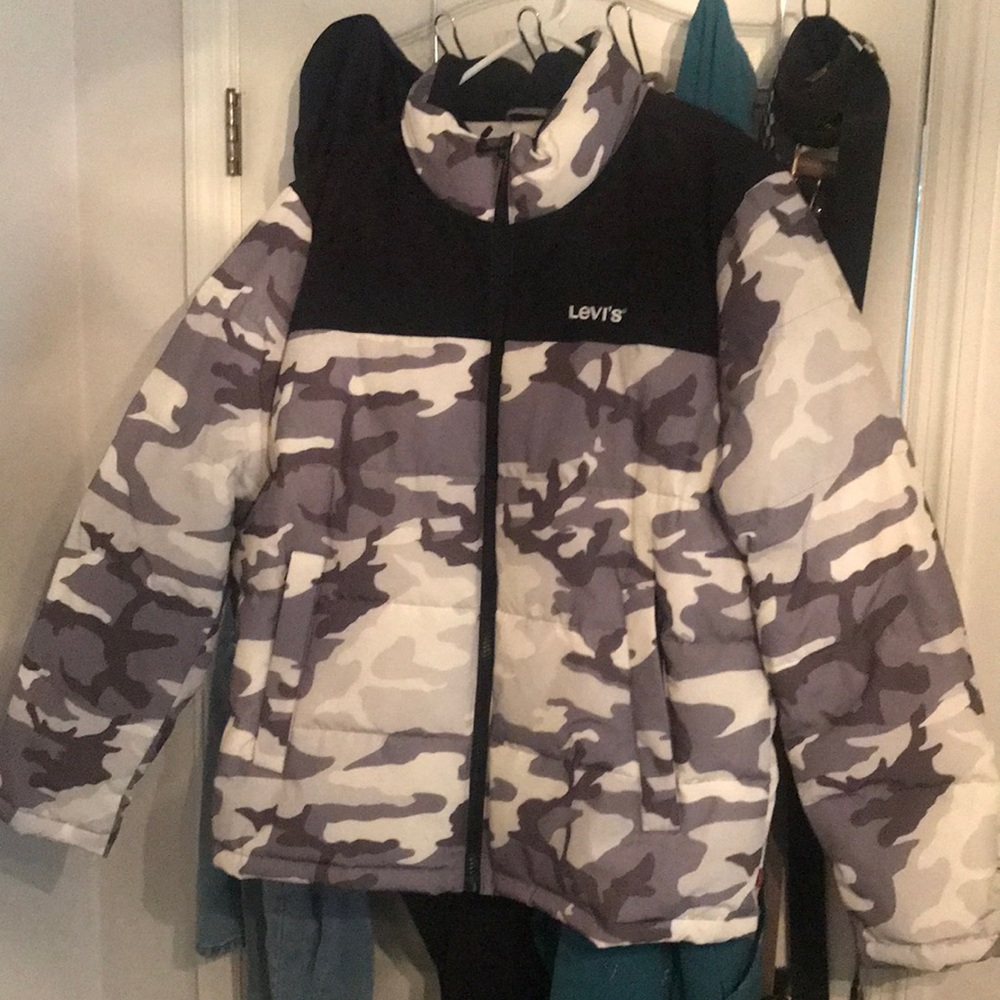 I am selling a Levi’s snow camouflage puffer jacket. New with tag.